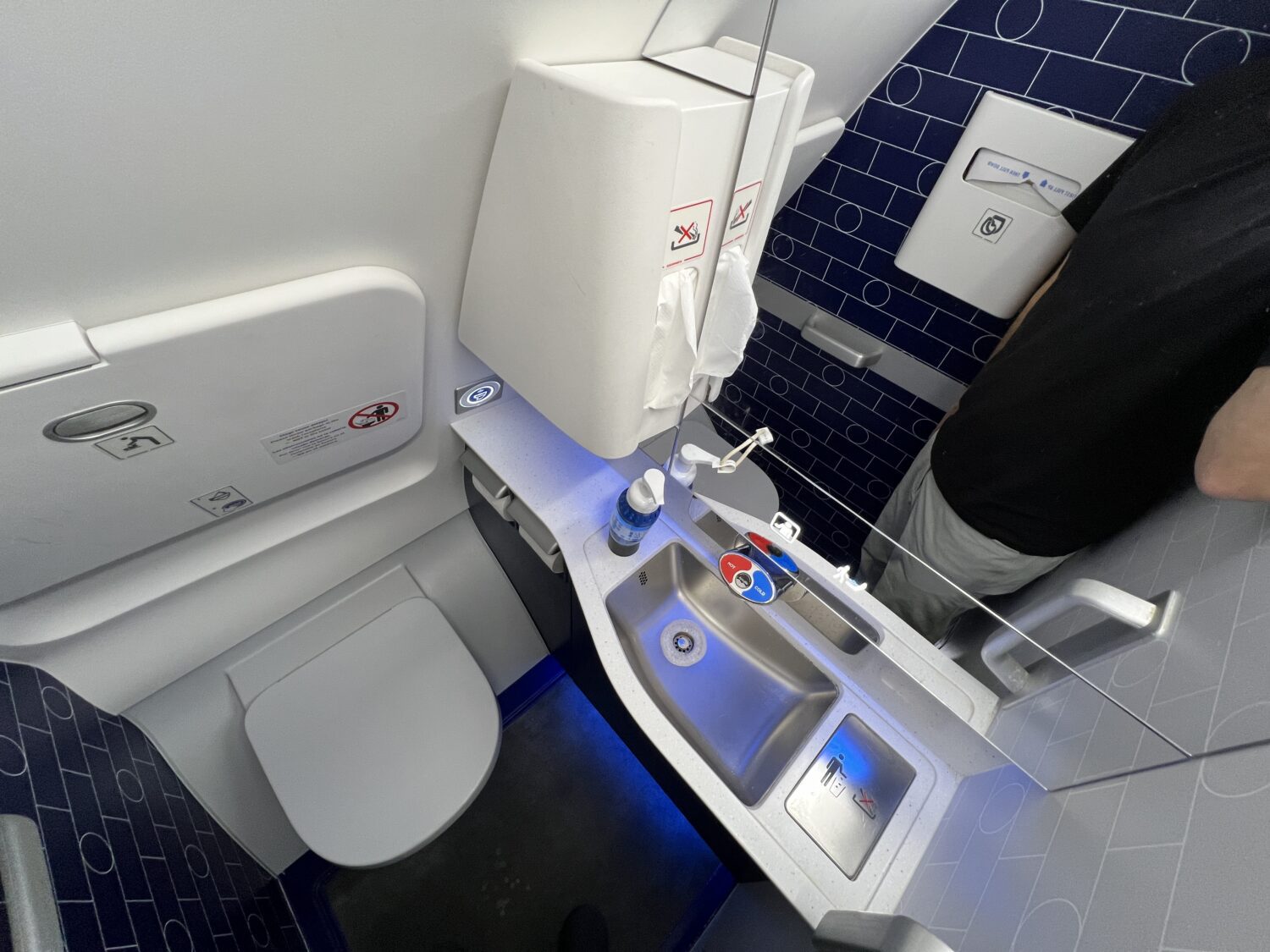jetblue mint suites bathroom