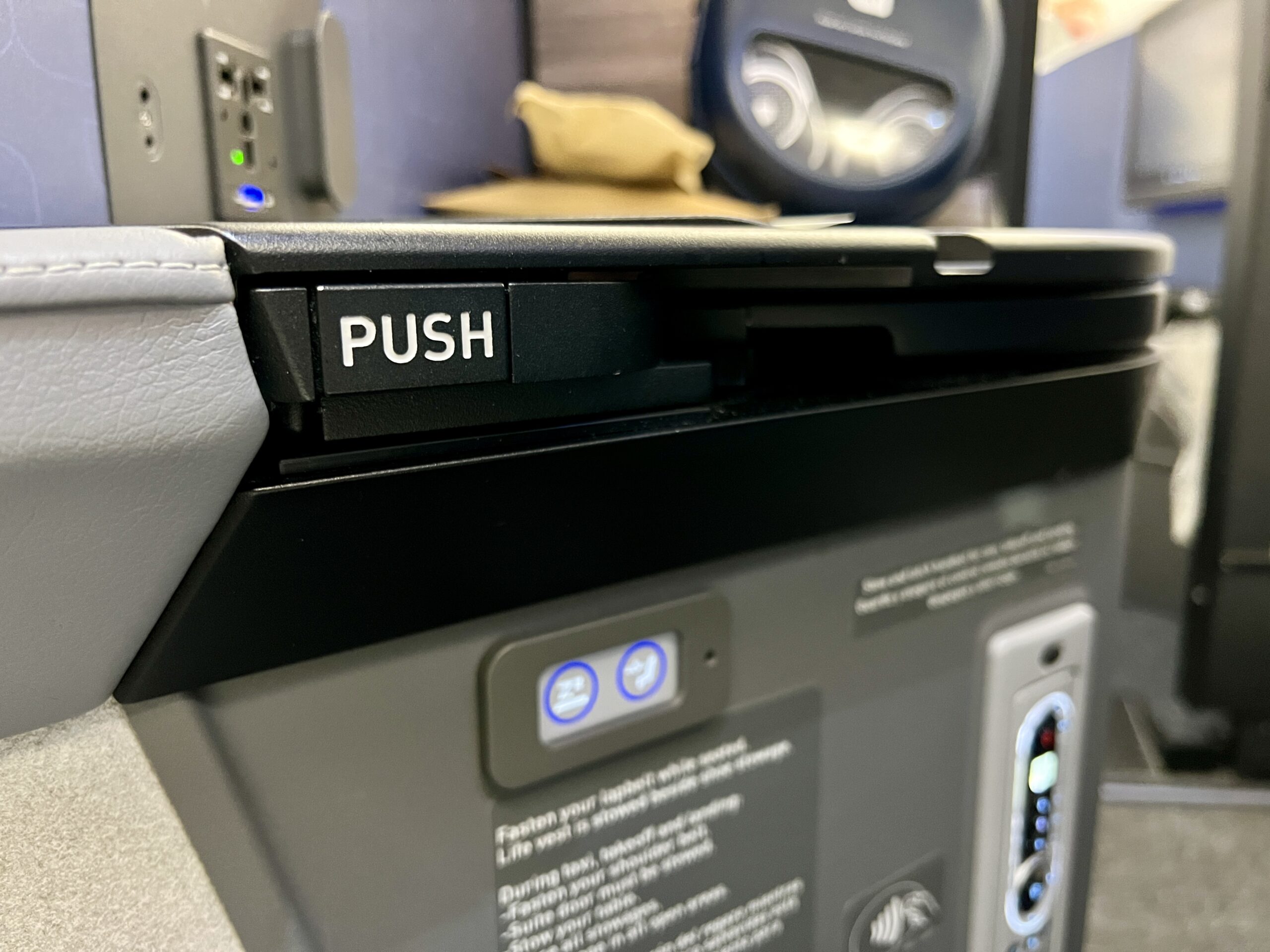 jetblue mint suite tray table