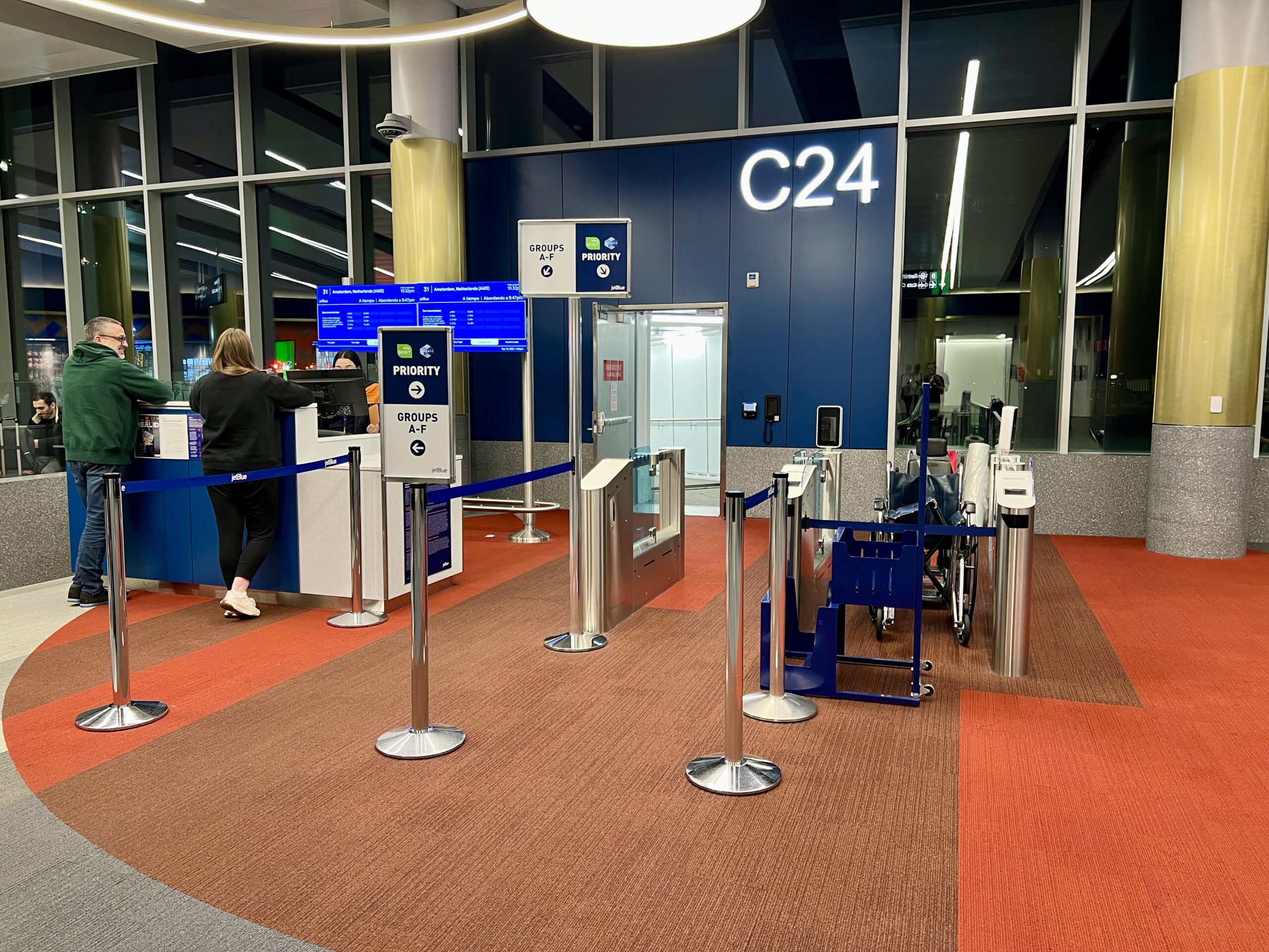 jetblue mint suites boarding