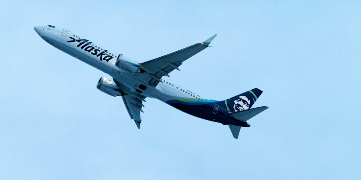 alaska airlines plane