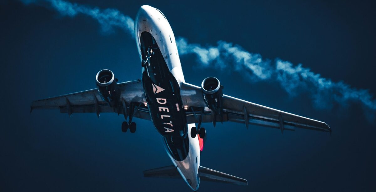 delta plane taking off