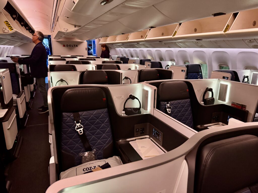 delta 767-400ER Cabin