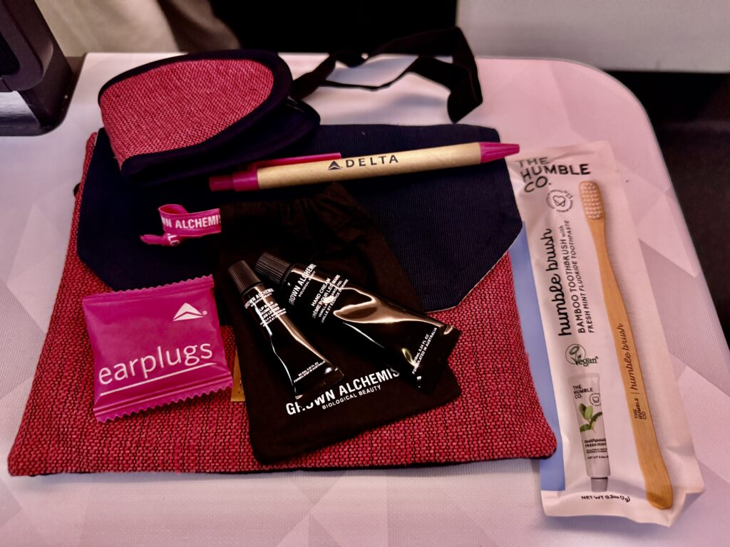 delta 767 400ER amenity kit inside