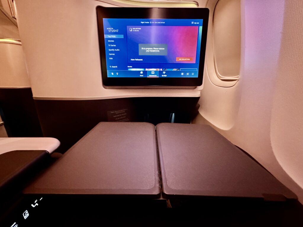 delta 767-400ER tray table
