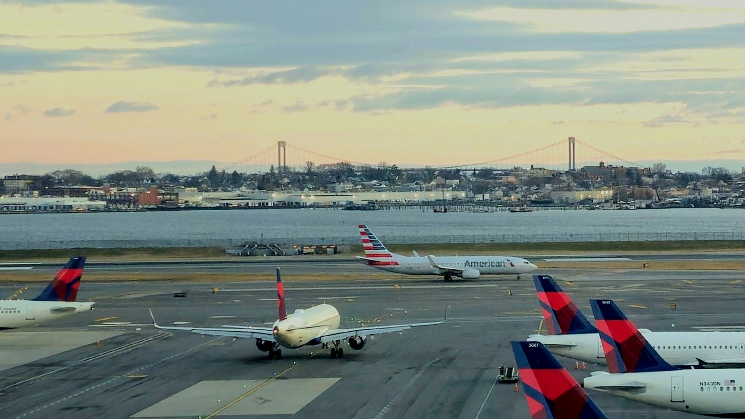 delta and american planes