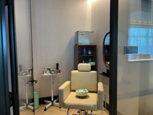a spa chair sitting inside a small room with glass walls