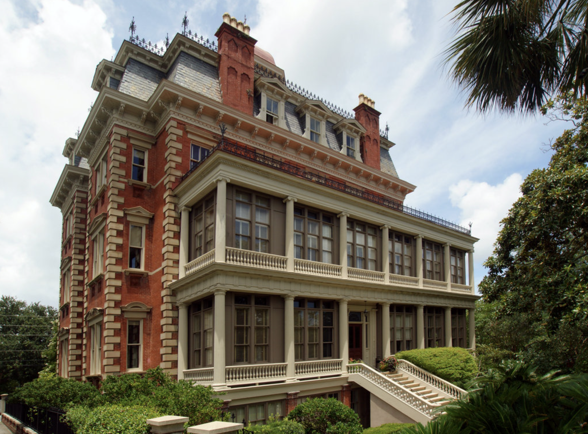 exterior photo of the Wentworth mansion in Charleston, South Carolina