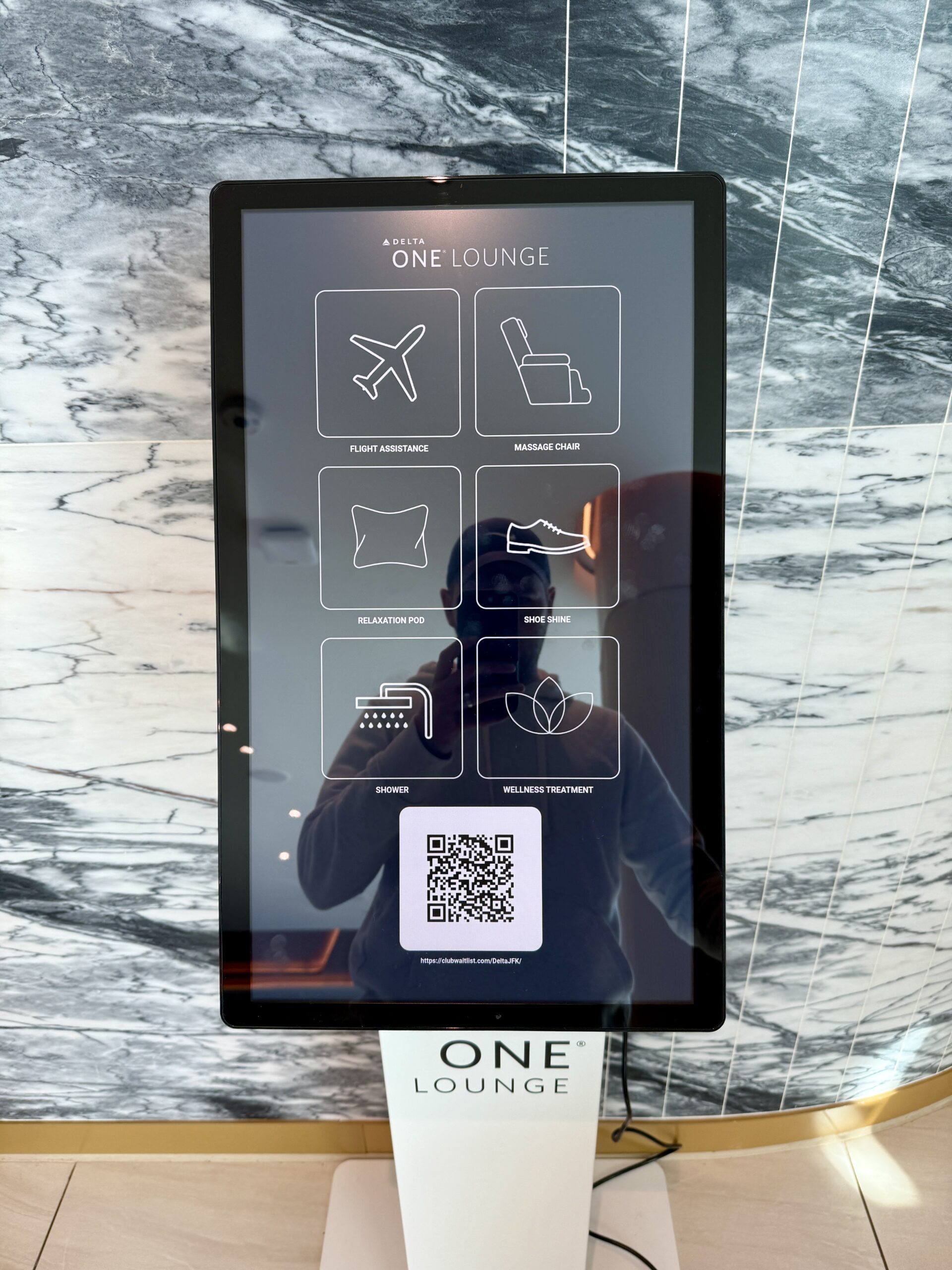 placard with qr code to book delta one lounge services